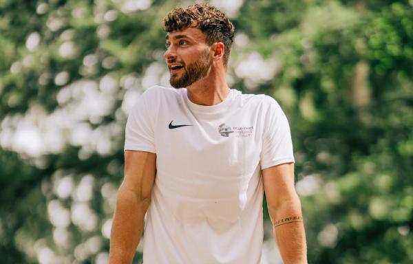 Push-ups op natuurlijke obstakels - outdoor fitness Amersfoort